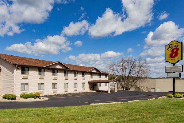 Super 8 by Wyndham Decorah — Property