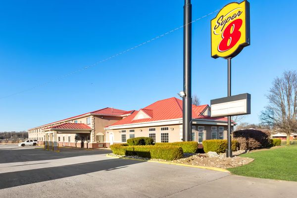 Super 8 by Wyndham Elizabethtown — Property