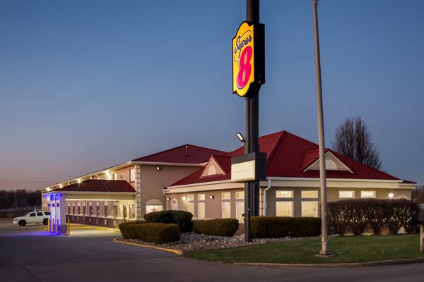 Super 8 by Wyndham Elizabethtown — Property