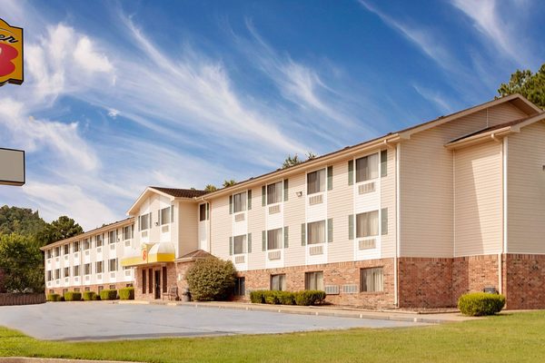 Super 8 by Wyndham Fayetteville — Property