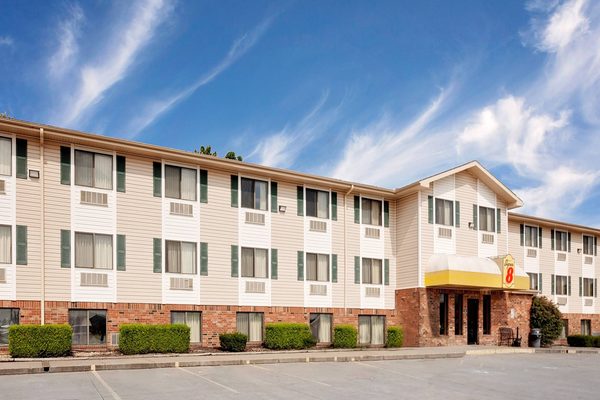 Super 8 by Wyndham Fayetteville — Property