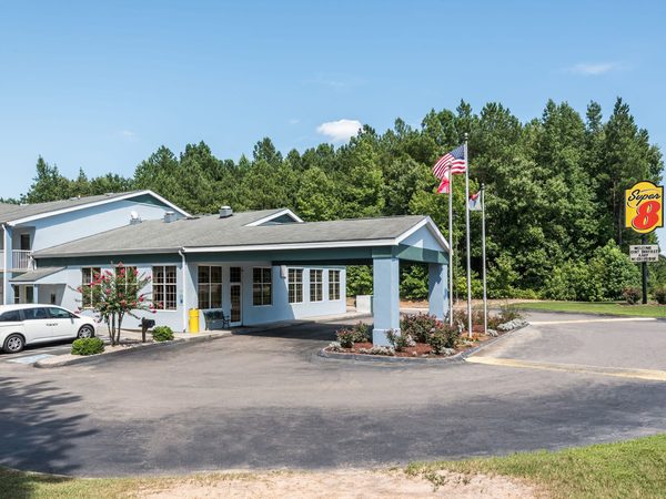 Super 8 by Wyndham Fayetteville — Property