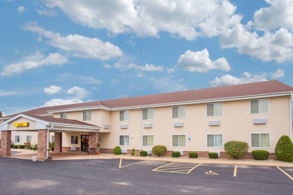 Super 8 by Wyndham Galva Galva Illinois — Property