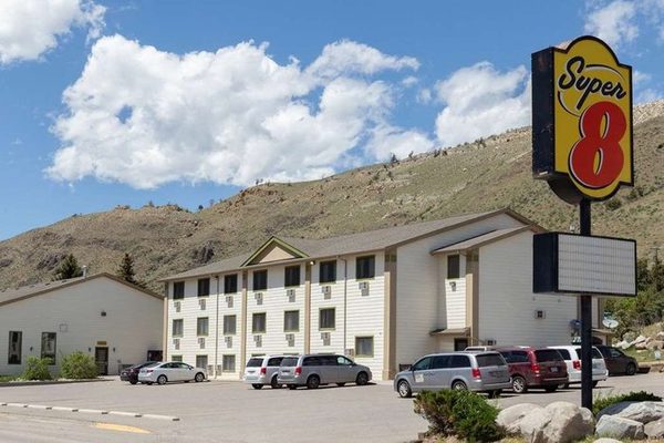 Super 8 by Wyndham Gardiner Yellowstone Park Area — Property