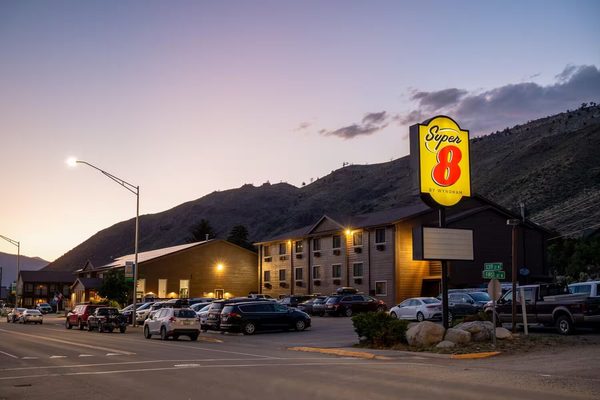 Super 8 by Wyndham Gardiner Yellowstone Park Area — Property