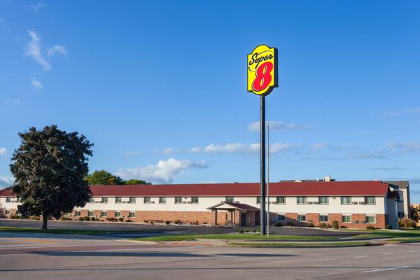 Super 8 by Wyndham Green Bay Near Stadium — Property