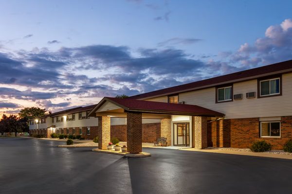 Super 8 by Wyndham Green Bay Near Stadium — Property