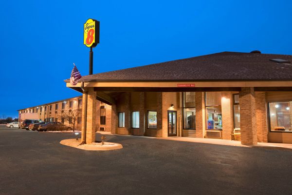Super 8 by Wyndham Green Bay Near Stadium — Property