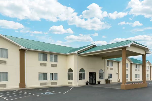 Super 8 by Wyndham Green River — Property