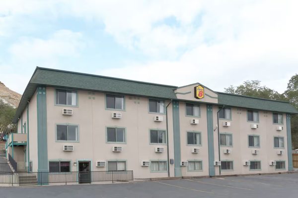 Super 8 by Wyndham Green River — Property