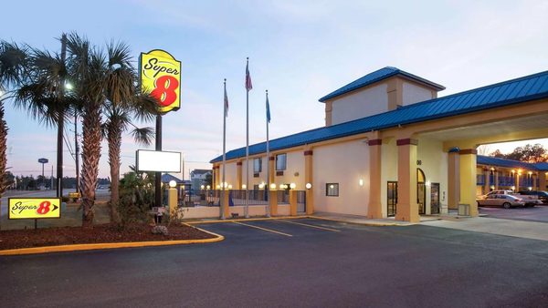 Super 8 by Wyndham Hampton — Property