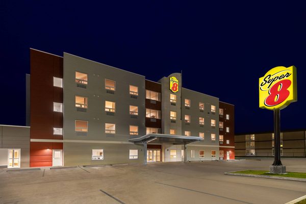 Super 8 by Wyndham Hampton — Property