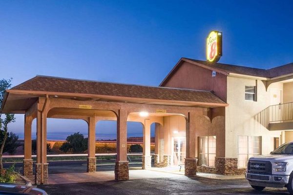 Super 8 by Wyndham Hot Springs — Property