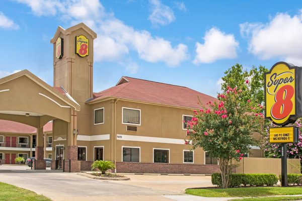 Super 8 by Wyndham Houston Brookhollow NW — Property