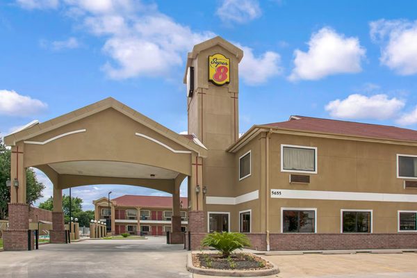 Super 8 by Wyndham Houston Brookhollow NW — Property