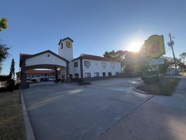 Super 8 by Wyndham Houston Brookhollow NW — Property