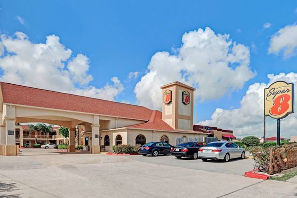 Super 8 by Wyndham Houston Hobby Airport South — Property