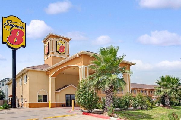 Super 8 by Wyndham Houston Northwest Cypress — Property