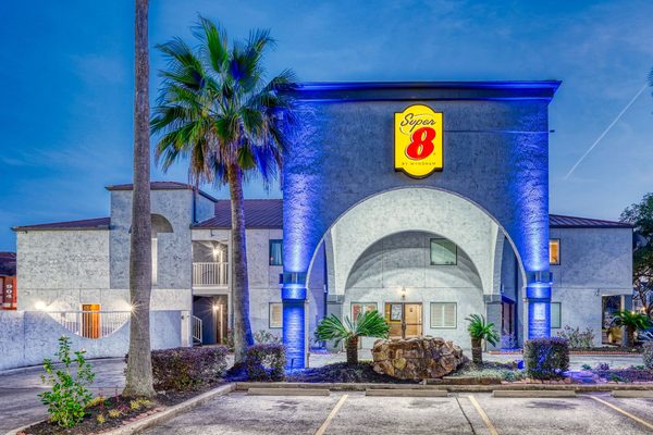 Super 8 by Wyndham Houston Webster NASA — Property