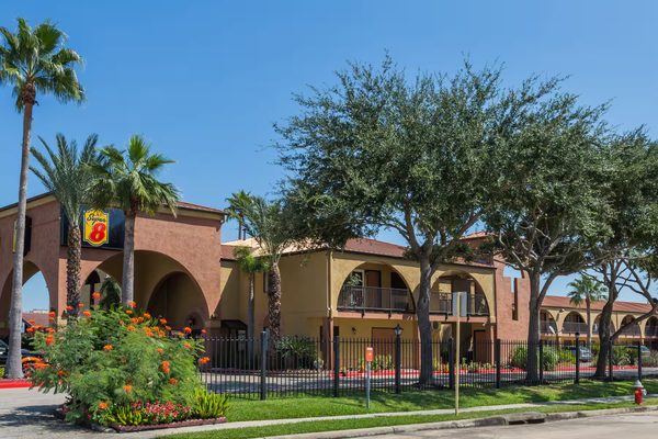 Super 8 by Wyndham Houston Webster NASA — Property