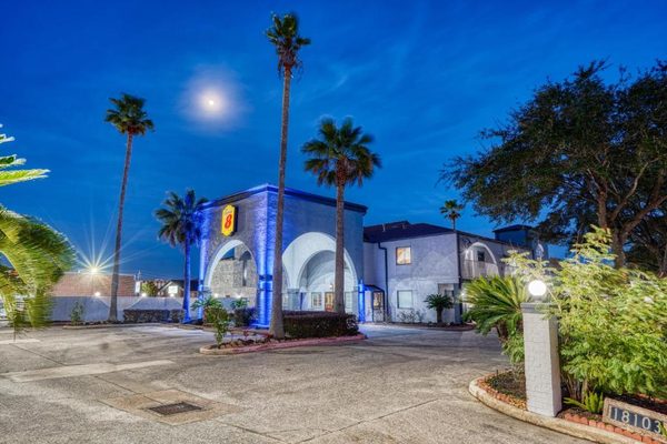 Super 8 by Wyndham Houston Webster NASA — Property