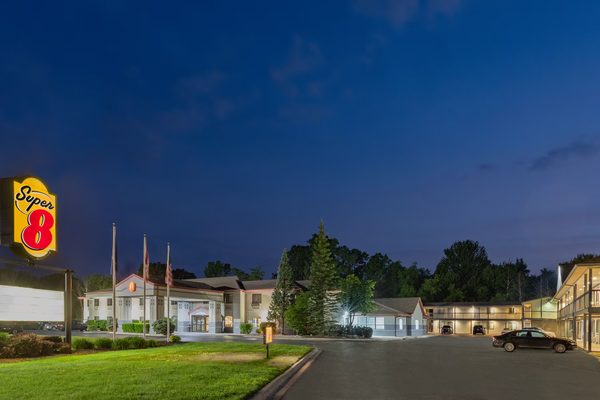 Super 8 by Wyndham Huron — Property