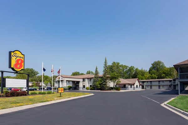 Super 8 by Wyndham Huron — Property