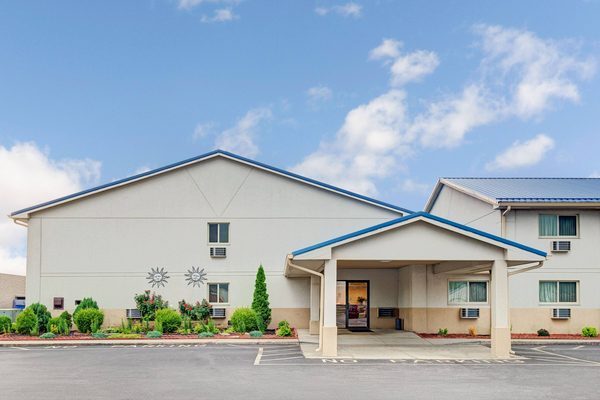 Super 8 by Wyndham Indianapolis Emerson Ave — Property