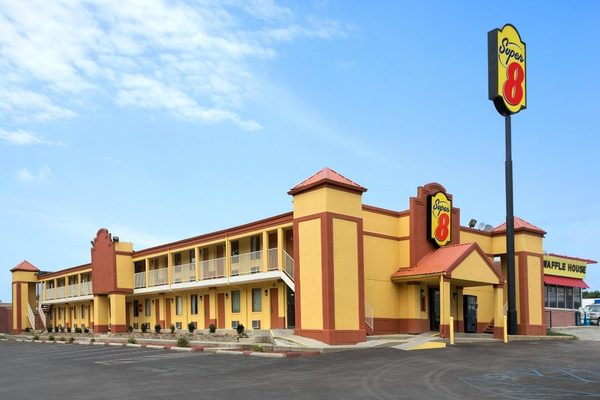 Super 8 by Wyndham Indianapolis Emerson Ave — Property