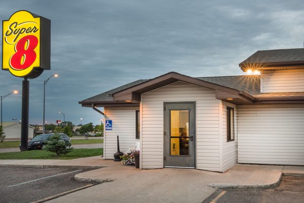 Super 8 by Wyndham Jamestown — Property