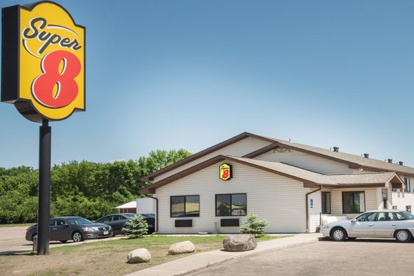 Super 8 by Wyndham Jamestown — Property