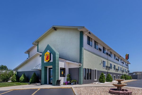 Super 8 by Wyndham Kansas City Airport — Property