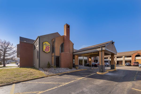 Super 8 by Wyndham Kansas City Airport — Property