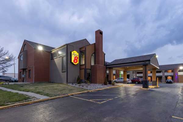 Super 8 by Wyndham Kansas City Airport — Property