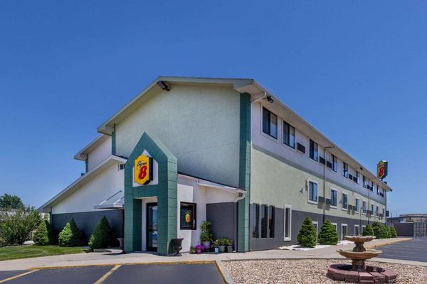 Super 8 by Wyndham Kansas City at Barry Road Airport — Property