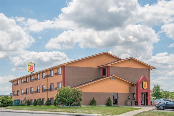 Super 8 by Wyndham Kansas City at Barry Road Airport — Property