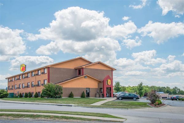 Super 8 by Wyndham Kansas City at Barry Road Airport — Property