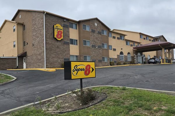 Super 8 by Wyndham Kansas City — Property