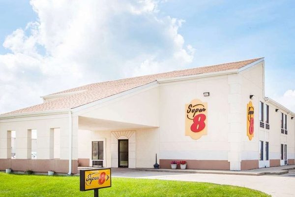 Super 8 by Wyndham Lincoln West — Property