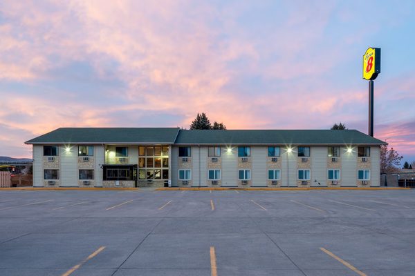 Super 8 by Wyndham Livingston — Property