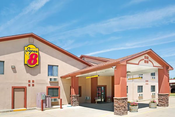 Super 8 by Wyndham Longmont Del Camino Longmont Colorado — Property