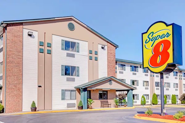 Super 8 by Wyndham Louisville Airport — Property