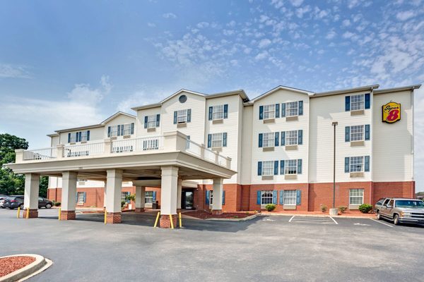 Super 8 by Wyndham Louisville Expo Center — Property