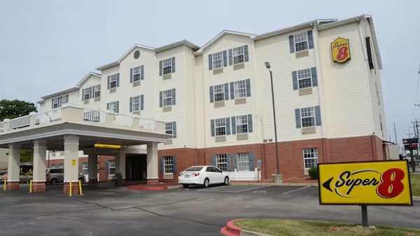 Super 8 by Wyndham Louisville Expo Center — Property