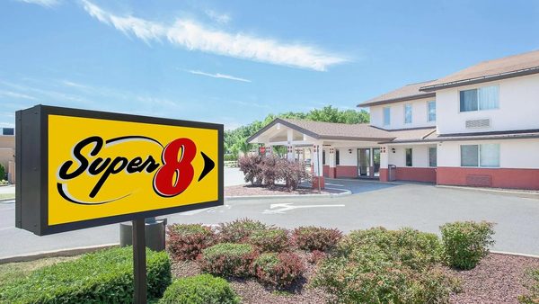 Super 8 by Wyndham Middletown — Property