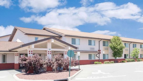 Super 8 by Wyndham Middletown — Property