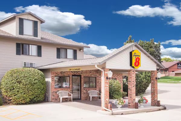 Super 8 by Wyndham Monroe — Property