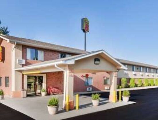 Super 8 by Wyndham Munfordville KY — Property