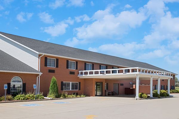 Super 8 by Wyndham New Hampton — Property