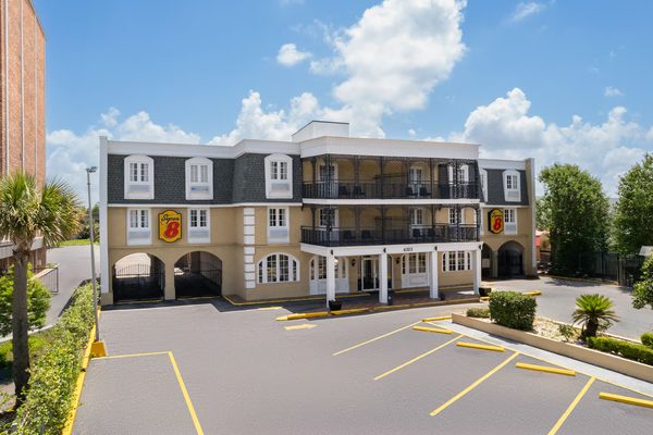 Super 8 by Wyndham New Orleans — Property